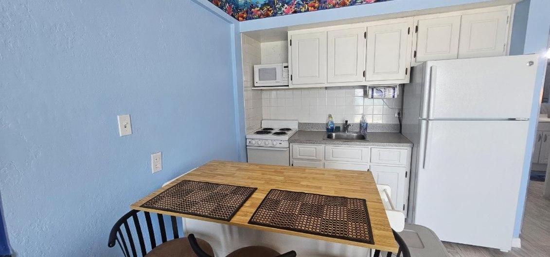 Appartamento Ocean Breeze - Direct Ocean Front-Pool Is Open Daytona Beach Esterno foto