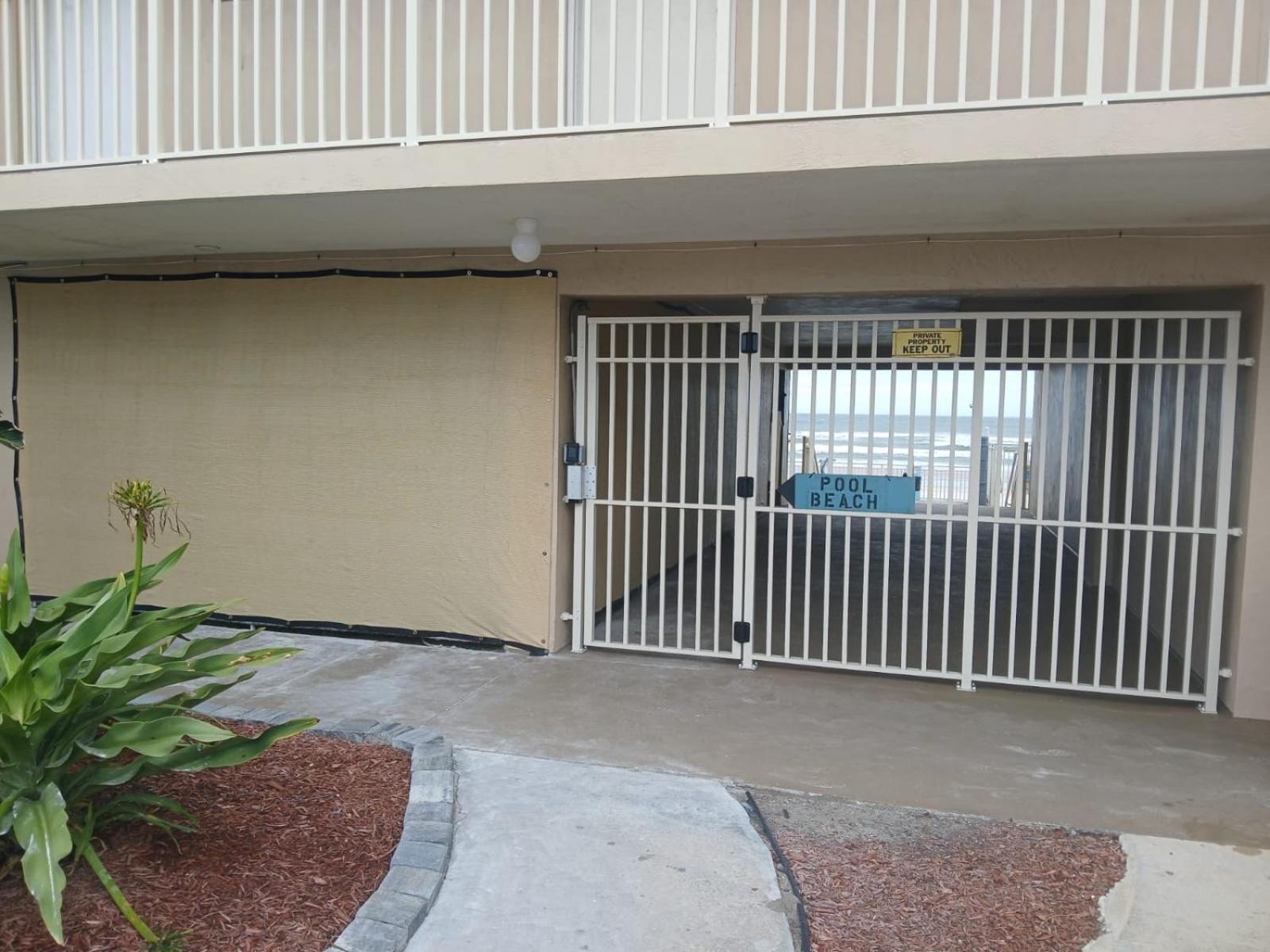 Appartamento Ocean Breeze - Direct Ocean Front-Pool Is Open Daytona Beach Esterno foto