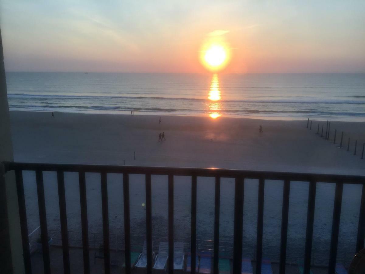 Appartamento Ocean Breeze - Direct Ocean Front-Pool Is Open Daytona Beach Esterno foto